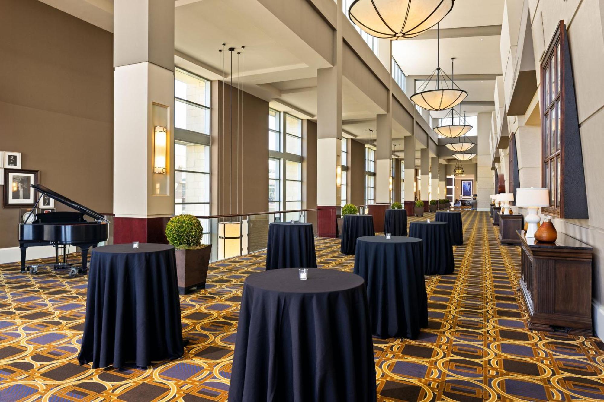 Sheraton Overland Park Hotel At The Convention Center Экстерьер фото
