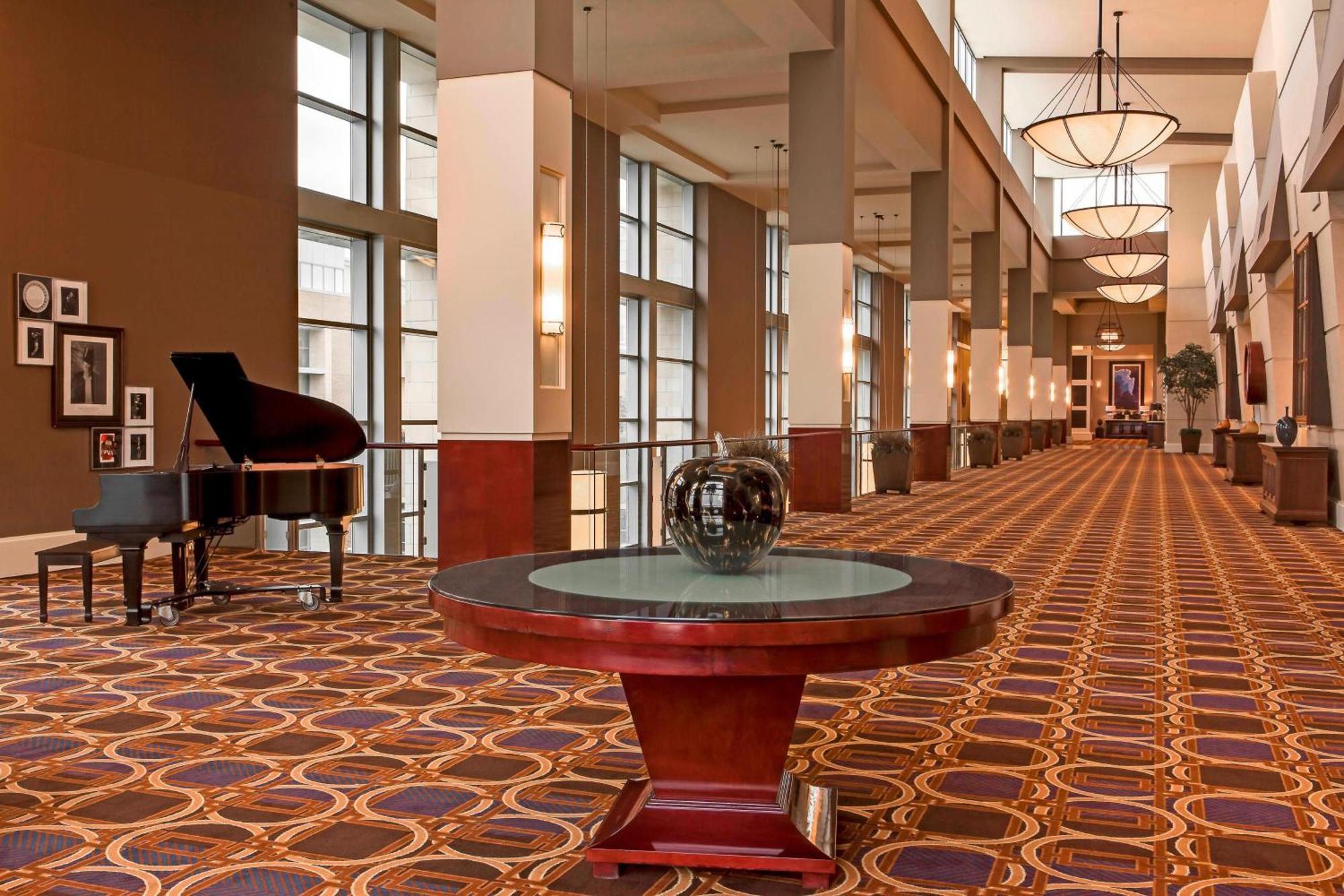 Sheraton Overland Park Hotel At The Convention Center Экстерьер фото